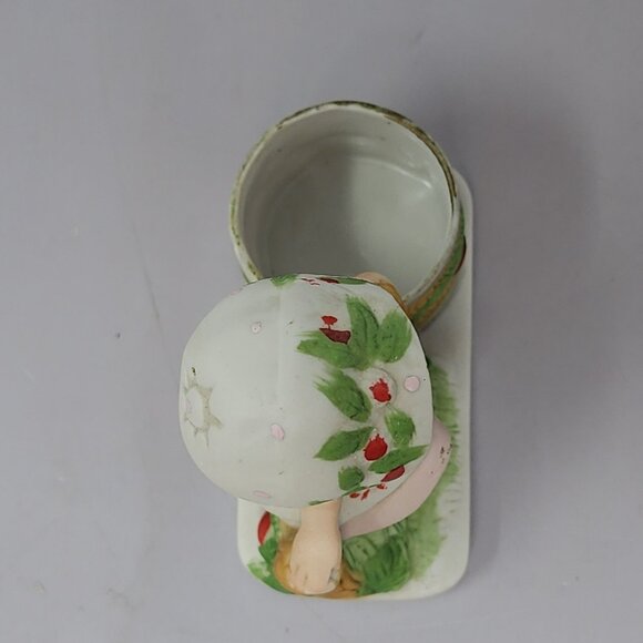 Vintage Strawberry Patches Porcelain Figurine‎ Collectible Desk Ornament - Picture 5 of 11